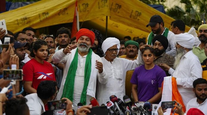 Wrestlers Protest: ਜੰਤਰ-ਮੰਤਰ ‘ਤੇ ਕਿਸਾਨਾਂ ਨੇ ਤੋੜੇ ਬੈਰੀਕੇਡ, ਲਗਾਏ ਸਰਕਾਰ ਵਿਰੋਧੀ ਨਾਅਰੇ