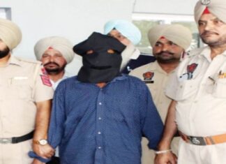 ਪਿਓ ਨਾਲ ਰਹਿੰਦੇ ਰਸੋਈਏ ਨੇ 5 ਸਾਲਾ ਬੇਟੀ ਨਾਲ ਕੀਤੀ ਛੇੜਛਾੜ, ਰੌਲ਼ਾ ਪਾਉਣ ‘ਤੇ ਮਾਰ ਕੇ ਖੇਤਾਂ ‘ਚ ਸੁੱਟਿਆ