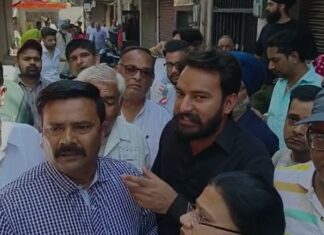 ਜਲੰਧਰ ਜ਼ਿਮਨੀ ਚੋਣ : ਢੰਨ ਮੁਹੱਲੇ ‘ਚ ਹੰਗਾਮਾ, ਆਪ ਸਮਰਥਕਾਂ ‘ਤੇ ਕਾਂਗਰਸ ਤੇ ਭਾਜਪਾ ਦੇ ਬੂਥ ਭੰਨਣ ਦੇ ਇਲਜ਼ਾਮ