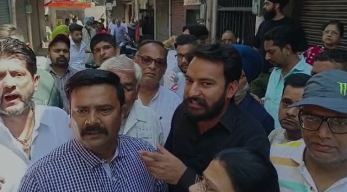 ਜਲੰਧਰ ਜ਼ਿਮਨੀ ਚੋਣ : ਢੰਨ ਮੁਹੱਲੇ ‘ਚ ਹੰਗਾਮਾ, ਆਪ ਸਮਰਥਕਾਂ ‘ਤੇ ਕਾਂਗਰਸ ਤੇ ਭਾਜਪਾ ਦੇ ਬੂਥ ਭੰਨਣ ਦੇ ਇਲਜ਼ਾਮ