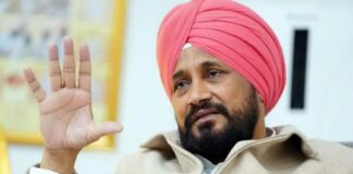 ਜਿਹੜੇ ਬੰਦੇ ਨੂੰ ਅਦਾਲਤ ਨੇ ਭਗੌੜਾ ਐਲਾਨਿਆ, ਉਹੀ ਬੰਦਾ ਪੁਲਿਸ ਦੀ ਜਿਪਸੀ ‘ਚ ਆਪ ਲਈ ਕਰ ਰਿਹਾ ਪ੍ਰਚਾਰ : ਚੰਨੀ