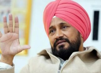 ਜਿਹੜੇ ਬੰਦੇ ਨੂੰ ਅਦਾਲਤ ਨੇ ਭਗੌੜਾ ਐਲਾਨਿਆ, ਉਹੀ ਬੰਦਾ ਪੁਲਿਸ ਦੀ ਜਿਪਸੀ ‘ਚ ਆਪ ਲਈ ਕਰ ਰਿਹਾ ਪ੍ਰਚਾਰ : ਚੰਨੀ