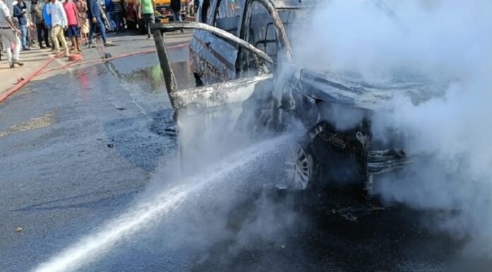 ਹੁਸ਼ਿਆਰਪੁਰ ‘ਚ ਚੱਲਦੀ ਕਾਰ ਨੂੰ ਅੱਗ, ਵਾਲ਼-ਵਾਲ਼ ਬਚੇ ਕਾਰ ਸਵਾਰ, ਫਾਇਰ ਬ੍ਰਿਗੇਡ ਨੇ ਮਸਾਂ ਬੁਝਾਈ ਅੱਗ
