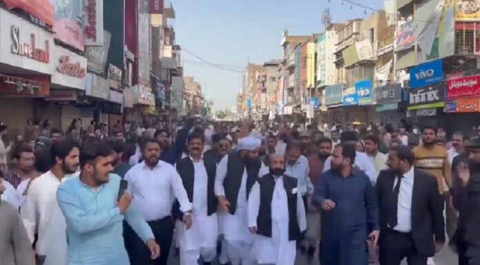 ਪਾਕਿਸਤਾਨ : ਇਮਰਾਨ ਖਾਨ ਦੀ ਗ੍ਰਿਫ਼ਤਾਰੀ ਤੋਂ ਬਾਅਦ ਸੜਕਾਂ ‘ਤੇ ਉਤਰੇ ਸਮਰਥਕ, ਕੀਤਾ ਹੰਗਾਮਾ