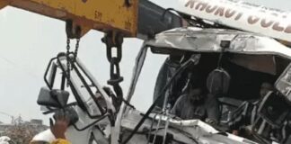 ਲੁਧਿਆਣਾ : ਤੇਜ਼ ਰਫਤਾਰ ਟਰੱਕ ਪੁਲ ‘ਤੇ ਖੜ੍ਹੇ ਟੈਂਕਰ ‘ਚ ਵੱਜਾ, ਮਸਾਂ ਕੱਢਿਆ ਟਰੱਕ ਡਰਾਈਵਰ, ਹਾਲਤ ਸੀਰੀਅਸ