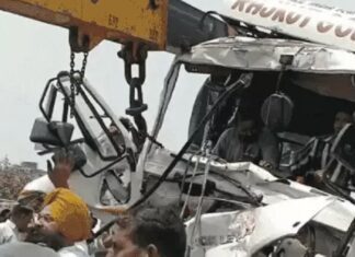 ਲੁਧਿਆਣਾ : ਤੇਜ਼ ਰਫਤਾਰ ਟਰੱਕ ਪੁਲ ‘ਤੇ ਖੜ੍ਹੇ ਟੈਂਕਰ ‘ਚ ਵੱਜਾ, ਮਸਾਂ ਕੱਢਿਆ ਟਰੱਕ ਡਰਾਈਵਰ, ਹਾਲਤ ਸੀਰੀਅਸ