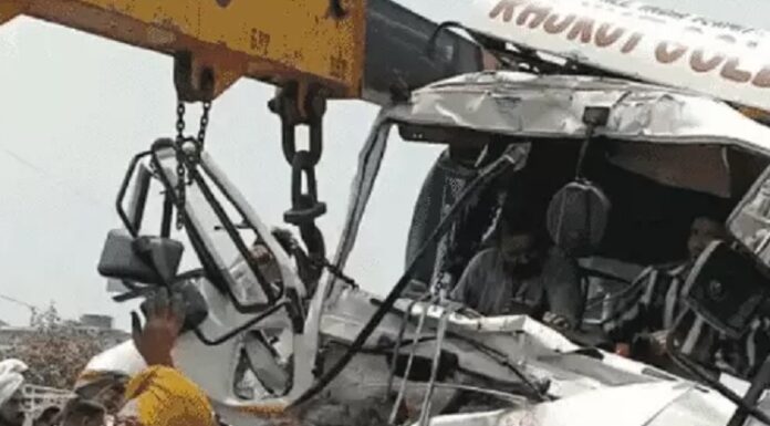 ਲੁਧਿਆਣਾ : ਤੇਜ਼ ਰਫਤਾਰ ਟਰੱਕ ਪੁਲ ‘ਤੇ ਖੜ੍ਹੇ ਟੈਂਕਰ ‘ਚ ਵੱਜਾ, ਮਸਾਂ ਕੱਢਿਆ ਟਰੱਕ ਡਰਾਈਵਰ, ਹਾਲਤ ਸੀਰੀਅਸ