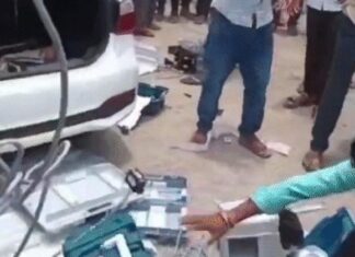 ਕਰਨਾਟਕ ‘ਚ ਵੋਟਿੰਗ ਦੌਰਾਨ 3 ਥਾਵਾਂ ‘ਤੇ ਹੋਈ ਹਿੰਸਾ : ਅਫਸਰਾਂ ਦੇ ਵਾਹਨਾਂ ਦੀ ਭੰਨਤੋੜ