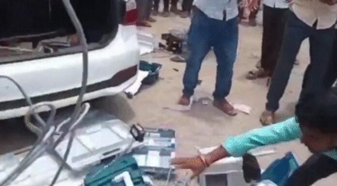 ਕਰਨਾਟਕ ‘ਚ ਵੋਟਿੰਗ ਦੌਰਾਨ 3 ਥਾਵਾਂ ‘ਤੇ ਹੋਈ ਹਿੰਸਾ : ਅਫਸਰਾਂ ਦੇ ਵਾਹਨਾਂ ਦੀ ਭੰਨਤੋੜ