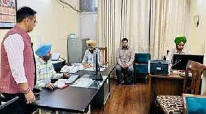 ਅੱਜ ਸਵੇਰੇ ਸਾਢੇ 7 ਵਜੇ ਖੁੱਲ੍ਹੇ ਸਰਕਾਰੀ ਦਫਤਰ, CM ਮਾਨ ਵੀ ਪਹੁੰਚੇ