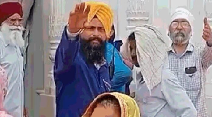 ਦਰਬਾਰ ਸਾਹਿਬ ‘ਚ ਫਿਰ ਇਕ ਪ੍ਰਵਾਸੀ ਬੰਦੇ ਕੋਲੋਂ ਮਿਲੀਆਂ ਬੀੜੀਆਂ, ਸੇਵਾਦਾਰਾਂ ਨੇ ਵਾਰਨਿੰਗ ਦੇ ਕੇ ਛੱਡਿਆ