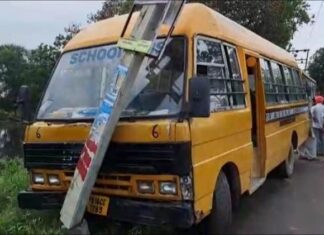 ਖਮਾਣੋਂ ‘ਚ ਪ੍ਰਾਈਵੇਟ ਸਕੂਲ ਦੀ ਬੱਸ 11 ਹਜ਼ਾਰ ਵੋਲਟ ਬਿਜਲੀ ਦੇ ਖੰਭੇ ਨਾਲ ਟਕਰਾਈ