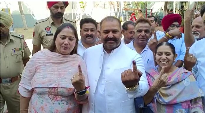 ਜਲੰਧਰ ‘ਚ ਵੋਟਿੰਗ ਜਾਰੀ, ਇਨ੍ਹਾਂ ਉਮੀਦਵਾਰਾਂ ਨੇ ਪਾਈ ਵੋਟ