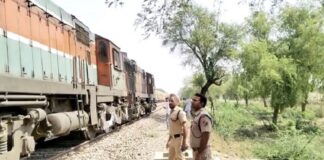 ਫ਼ਿਰੋਜ਼ਪੁਰ-ਸ੍ਰੀਗੰਗਾਨਗਰ ਰੇਲ ਗੱਡੀ ਦੇ ਇੰਜਣ ਨੂੰ ਲੱਗੀ ਭਿਆਨਕ ਅੱਗ : ਟਰੇਨ ਚਾਲਕਾਂ ਨੇ ਛਾਲਾਂ ਮਾਰ ਕੇ ਬਚਾਈ ਜਾਨ