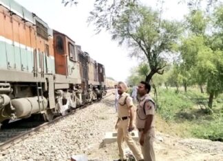 ਫ਼ਿਰੋਜ਼ਪੁਰ-ਸ੍ਰੀਗੰਗਾਨਗਰ ਰੇਲ ਗੱਡੀ ਦੇ ਇੰਜਣ ਨੂੰ ਲੱਗੀ ਭਿਆਨਕ ਅੱਗ : ਟਰੇਨ ਚਾਲਕਾਂ ਨੇ ਛਾਲਾਂ ਮਾਰ ਕੇ ਬਚਾਈ ਜਾਨ