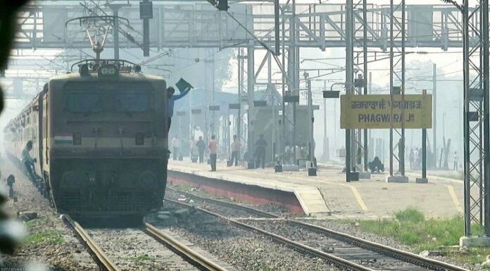 ਫਗਵਾੜਾ : ਟਰੇਨ ਦੀ ਲਪੇਟ ‘ਚ ਆ ਕੇ ਬੁਰੀ ਤਰ੍ਹਾਂ ਕੁਚਲੀ ਗਈ ਨੌਵੀਂ ਦੀ ਵਿਦਿਆਰਥਣ, ਕਾਪੀ ‘ਤੇ ਲਿਖੇ ਸਹੇਲੀ ਦੇ ਨੰਬਰ ਤੋਂ ਹੋਈ ਪਛਾਣ