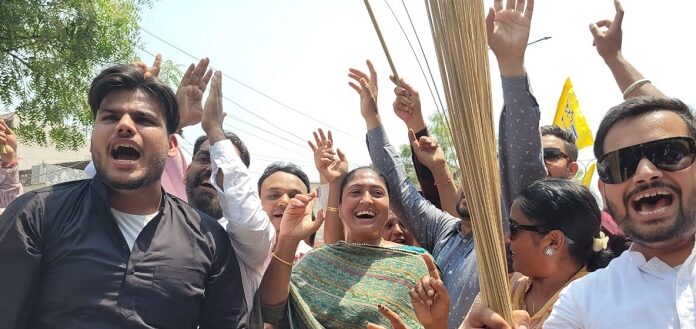 ਜਲੰਧਰ ‘ਚ ‘ਆਪ’ ਦੇ ਸੁਸ਼ੀਲ ਕੁਮਾਰ ਰਿੰਕੂ 52,527 ਵੋਟਾਂ ਨਾਲ ਅੱਗੇ, ਜਸ਼ਨ ‘ਚ ਡੁੱਬੇ ਵਰਕਰ