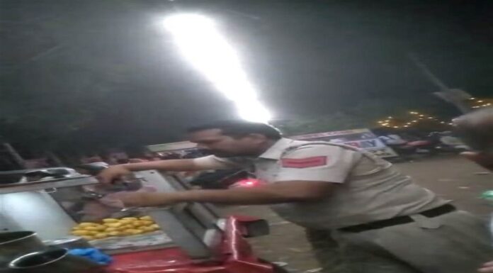 ਗੁਰਦਾਸਪੁਰ : 20 ਰੁਪਏ ਦੇ ਗੋਲ-ਗੱਪੇ ਖਾਣ ਪਿੱਛੋਂ ਰੇਹੜੀ ਵਾਲੇ ਨਾਲ ਉਲਝਣ ਵਾਲਾ ਪੰਜਾਬ ਹੋਮਗਾਰਡ ਦਾ ਜਵਾਨ ਹੋਇਆ ਲਾਈਨ ਹਾਜ਼ਰ