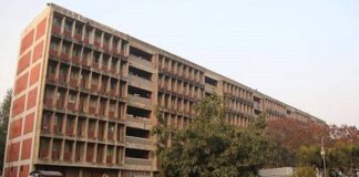 ਹਾਜ਼ਰੀ ਪੂਰੀ ਨਾ ਕਰਨ ‘ਤੇ ਵਿਦਿਆਰਥੀਆਂ ਨੇ ਪ੍ਰੋਫੈਸਰ ਦੇ ਹੱਥ-ਪੈਰ ਤੋੜੇ, ਪੰਜਾਬ ਦੀ ਇਸ ਯੂਨੀਵਰਸਿਟੀ ਦੇ ਗੇਟ ਮੂਹਰੇ ਕੀਤਾ ਹਮਲਾ