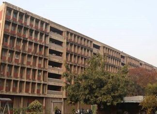 ਹਾਜ਼ਰੀ ਪੂਰੀ ਨਾ ਕਰਨ ‘ਤੇ ਵਿਦਿਆਰਥੀਆਂ ਨੇ ਪ੍ਰੋਫੈਸਰ ਦੇ ਹੱਥ-ਪੈਰ ਤੋੜੇ, ਪੰਜਾਬ ਦੀ ਇਸ ਯੂਨੀਵਰਸਿਟੀ ਦੇ ਗੇਟ ਮੂਹਰੇ ਕੀਤਾ ਹਮਲਾ