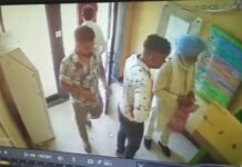 ਲੁਧਿਆਣਾ : ATM ‘ਚੋਂ ਪੈਸੇ ਕੱਢਵਾਉਣ ਆਏ ਬਜ਼ੁਰਗ ਨੂੰ ਨੌਸਰਬਾਜ਼ਾਂ ਮਦਦ ਬਹਾਨੇ ਠੱਗਿਆ, ਕਾਰਡ ਬਦਲ ਕੇ 80 ਹਜ਼ਾਰ ਕਢਵਾਏ, CCTV ‘ਚ ਮੁਲਜ਼ਮ ਹੋਏ ਕੈਦ