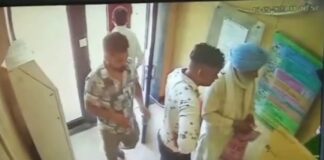 ਲੁਧਿਆਣਾ : ATM ‘ਚੋਂ ਪੈਸੇ ਕੱਢਵਾਉਣ ਆਏ ਬਜ਼ੁਰਗ ਨੂੰ ਨੌਸਰਬਾਜ਼ਾਂ ਮਦਦ ਬਹਾਨੇ ਠੱਗਿਆ, ਕਾਰਡ ਬਦਲ ਕੇ 80 ਹਜ਼ਾਰ ਕਢਵਾਏ, CCTV ‘ਚ ਮੁਲਜ਼ਮ ਹੋਏ ਕੈਦ