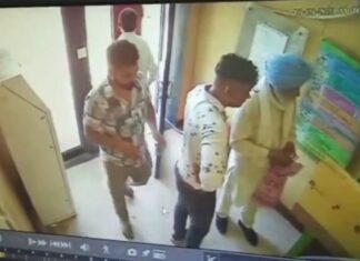 ਲੁਧਿਆਣਾ : ATM ‘ਚੋਂ ਪੈਸੇ ਕੱਢਵਾਉਣ ਆਏ ਬਜ਼ੁਰਗ ਨੂੰ ਨੌਸਰਬਾਜ਼ਾਂ ਮਦਦ ਬਹਾਨੇ ਠੱਗਿਆ, ਕਾਰਡ ਬਦਲ ਕੇ 80 ਹਜ਼ਾਰ ਕਢਵਾਏ, CCTV ‘ਚ ਮੁਲਜ਼ਮ ਹੋਏ ਕੈਦ