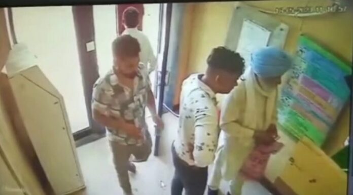 ਲੁਧਿਆਣਾ : ATM ‘ਚੋਂ ਪੈਸੇ ਕੱਢਵਾਉਣ ਆਏ ਬਜ਼ੁਰਗ ਨੂੰ ਨੌਸਰਬਾਜ਼ਾਂ ਮਦਦ ਬਹਾਨੇ ਠੱਗਿਆ, ਕਾਰਡ ਬਦਲ ਕੇ 80 ਹਜ਼ਾਰ ਕਢਵਾਏ, CCTV ‘ਚ ਮੁਲਜ਼ਮ ਹੋਏ ਕੈਦ