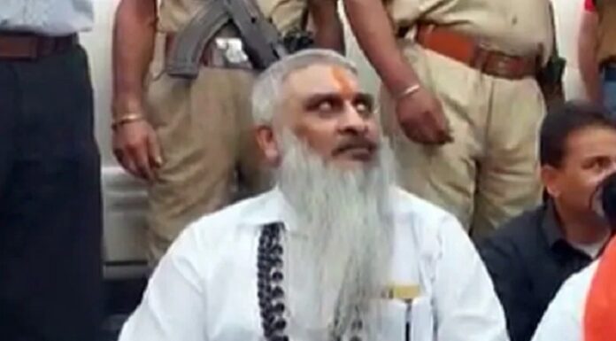 ਹਿੰਦੂ ਨੇਤਾ ਸੁਧੀਰ ਸੂਰੀ ਦੇ ਭਰਾ ਨੇ ਰੇਲਵੇ ਟਰੈਕ ‘ਤੇ ਕੀਤੀ ਫਾਇਰਿੰਗ, ਇਕ ਗੋਲ਼ੀ ਪਿਸਤੌਲ ‘ਚ ਫਸੀ