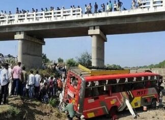 ਮੱਧ ਪ੍ਰਦੇਸ਼ : ਓਵਰਲੋਡ ਬੱਸ ਪੁਲ ਦੀ ਰੇਲਿੰਗ ਤੋੜ ਹੇਠਾਂ ਡਿੱਗੀ, 15 ਸਵਾਰੀਆਂ ਦੀ ਦਰਦਨਾਕ ਮੌਤ