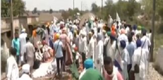 ਐਕਵਾਇਰ ਜ਼ਮੀਨਾਂ ਦੇ ਵੱਧ ਮੁਆਵਜ਼ੇ ਨੂੰ ਲੈ ਕੇ ਅਣਮਿੱਥੇ ਸਮੇਂ ਲਈ ਰੇਲਵੇ ਟ੍ਰੈਕ ‘ਤੇ ਬੈਠੇ ਕਿਸਾਨ