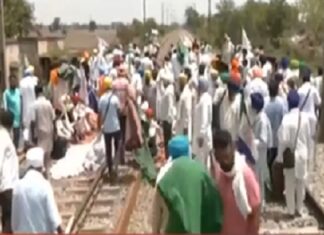 ਐਕਵਾਇਰ ਜ਼ਮੀਨਾਂ ਦੇ ਵੱਧ ਮੁਆਵਜ਼ੇ ਨੂੰ ਲੈ ਕੇ ਅਣਮਿੱਥੇ ਸਮੇਂ ਲਈ ਰੇਲਵੇ ਟ੍ਰੈਕ ‘ਤੇ ਬੈਠੇ ਕਿਸਾਨ