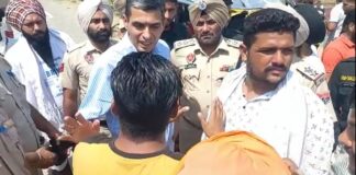 ਅੰਮ੍ਰਿਤਸਰ : ਨਿਹੰਗਾਂ ‘ਤੇ ਈਸਾਈ ਭਾਈਚਾਰੇ ਦੇ ਧਾਰਮਿਕ ਗ੍ਰੰਥ ਦੇ ਪੰਨੇ ਪਾੜਨ ਦੇ ਲੱਗੇ ਦੋਸ਼, ਮਾਹੌਲ ਤਣਾਅਪੂਰਨ