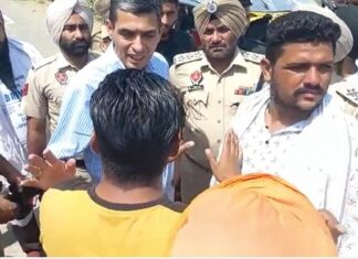 ਅੰਮ੍ਰਿਤਸਰ : ਨਿਹੰਗਾਂ ‘ਤੇ ਈਸਾਈ ਭਾਈਚਾਰੇ ਦੇ ਧਾਰਮਿਕ ਗ੍ਰੰਥ ਦੇ ਪੰਨੇ ਪਾੜਨ ਦੇ ਲੱਗੇ ਦੋਸ਼, ਮਾਹੌਲ ਤਣਾਅਪੂਰਨ