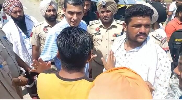 ਅੰਮ੍ਰਿਤਸਰ : ਨਿਹੰਗਾਂ ‘ਤੇ ਈਸਾਈ ਭਾਈਚਾਰੇ ਦੇ ਧਾਰਮਿਕ ਗ੍ਰੰਥ ਦੇ ਪੰਨੇ ਪਾੜਨ ਦੇ ਲੱਗੇ ਦੋਸ਼, ਮਾਹੌਲ ਤਣਾਅਪੂਰਨ