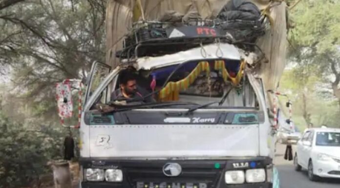 ਅਬੋਹਰ ‘ਚ ਕੈਂਟਰ ‘ਤੇ ਡਿੱਗਿਆ ਦਰੱਖਤ, ਡਰਾਈਵਰ ਹੋਇਆ ਗੰਭੀਰ ਜ਼ਖਮੀ