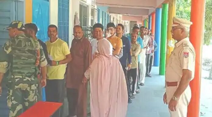 ਜਲੰਧਰ ਜ਼ਿਮਨੀ ਚੋਣ ‘ਚ 52.3 ਫੀਸਦੀ ਹੋਈ ਕੁਲ ਵੋਟਿੰਗ, EVM ‘ਚ ਬੰਦ ਹੋਈ ਉਮੀਦਵਾਰਾਂ ਦੀ ਕਿਸਮਤ