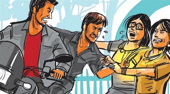 ਬਟਾਲਾ : ਅਣਪਛਾਤੇ ਸਕੂਟੀ ਸਵਾਰ ਮਾਂ-ਧੀ ਨੂੰ ਦਾਤ ਦਿਖਾ ਸੋਨੇ ਦੀਆਂ ਵੰਗਾਂ ਤੇ ਨਕਦੀ ਖੋਹ ਕੇ ਫਰਾਰ