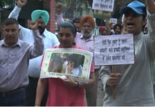 ਜਲੰਧਰ : ਦੇਸ਼ ਭਗਤ ਯਾਦਗਾਰ ਹਾਲ ਤੋਂ ਪਹਿਲਵਾਨਾਂ ਦੇ ਹੱਕ ‘ਚ ਉਠੀ ਆਵਾਜ਼, ਵਰ੍ਹਦੇ ਮੀਂਹ ‘ਚ ਕੱਢਿਆ ਕੈਂਡਲ ਮਾਰਚ