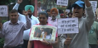 ਜਲੰਧਰ : ਦੇਸ਼ ਭਗਤ ਯਾਦਗਾਰ ਹਾਲ ਤੋਂ ਪਹਿਲਵਾਨਾਂ ਦੇ ਹੱਕ ‘ਚ ਉਠੀ ਆਵਾਜ਼, ਵਰ੍ਹਦੇ ਮੀਂਹ ‘ਚ ਕੱਢਿਆ ਕੈਂਡਲ ਮਾਰਚ