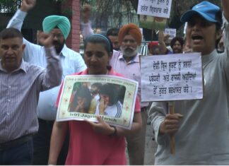 ਜਲੰਧਰ : ਦੇਸ਼ ਭਗਤ ਯਾਦਗਾਰ ਹਾਲ ਤੋਂ ਪਹਿਲਵਾਨਾਂ ਦੇ ਹੱਕ ‘ਚ ਉਠੀ ਆਵਾਜ਼, ਵਰ੍ਹਦੇ ਮੀਂਹ ‘ਚ ਕੱਢਿਆ ਕੈਂਡਲ ਮਾਰਚ