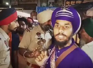 ਅੰਮ੍ਰਿਤਸਰ : ਨਿਹੰਗਾਂ ਤੇ ਪੁਲਿਸ ਵਿਚਾਲੇ ਝੜਪ, ਨਾਕੇ ‘ਤੇ ਚੈਕਿੰਗ ਲਈ ਰੋਕਣ ‘ਤੇ ਭੜਕੇ, ਫੋਰਸ ਆਉਂਦੇ ਹੀ ਹੋਏ ਫਰਾਰ, 20 ‘ਤੇ ਪਰਚਾ