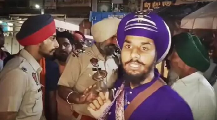 ਅੰਮ੍ਰਿਤਸਰ : ਨਿਹੰਗਾਂ ਤੇ ਪੁਲਿਸ ਵਿਚਾਲੇ ਝੜਪ, ਨਾਕੇ ‘ਤੇ ਚੈਕਿੰਗ ਲਈ ਰੋਕਣ ‘ਤੇ ਭੜਕੇ, ਫੋਰਸ ਆਉਂਦੇ ਹੀ ਹੋਏ ਫਰਾਰ, 20 ‘ਤੇ ਪਰਚਾ