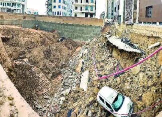 ਮੋਹਾਲੀ : ਬਿਲਡਿੰਗ ਦੇ ਬੇਸਮੈਂਟ ਦੀ ਖੁਦਾਈ ਦੌਰਾਨ ਧਸੀ ਪਾਰਕਿੰਗ, ਕਈ ਵਾਹਨ ਮਲਬੇ ਹੇਠਾਂ ਦੱਬੇ, ਨਾਲ ਦੀਆਂ ਇਮਾਰਤਾਂ ਨੂੰ ਵੀ ਖਤਰਾ