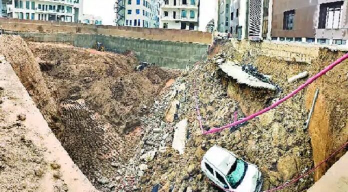 ਮੋਹਾਲੀ : ਬਿਲਡਿੰਗ ਦੇ ਬੇਸਮੈਂਟ ਦੀ ਖੁਦਾਈ ਦੌਰਾਨ ਧਸੀ ਪਾਰਕਿੰਗ, ਕਈ ਵਾਹਨ ਮਲਬੇ ਹੇਠਾਂ ਦੱਬੇ, ਨਾਲ ਦੀਆਂ ਇਮਾਰਤਾਂ ਨੂੰ ਵੀ ਖਤਰਾ