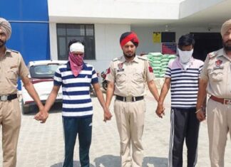 ਸਾਊਦੀ ਅਰਬ ‘ਚ ਬੈਠੇ ਨੌਜਵਾਨ ਨੇ ਪ੍ਰੇਮਿਕਾ ਦੀਆਂ ਅਸ਼ਲੀਲ ਫੋਟੋਜ਼ ਦੋਸਤਾਂ ਨੂੰ ਭੇਜੀਆਂ, ਬਲੈਕਮੇਲ ਕਰਕੇ ਲਏ ਪੈਸੇ, ਸਾਥੀ ਸਮੇਤ ਗ੍ਰਿਫਤਾਰ