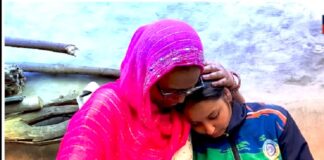 ਮਾਂ ਵਲੋਂ ਘਰਾਂ ‘ਚ ਪੋਚੇ ਲਾ ਕੇ ਪੜ੍ਹਾਈ ਕੁੜੀ ਵਰਲਡ ਕੱਪ ਜਿੱਤ ਕੇ ਮੁੜੀ, ਪਰ ਕਿਸੇ ਨਹੀਂ ਕੀਤਾ ਸੁਆਗਤ