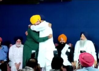 ਮਿਲੇ ਸੁਰ ਮੇਰਾ-ਤੁਮਹਾਰਾ : ਜਲੰਧਰ ‘ਚ ਵਿਰੋਧੀ ਦਲਾਂ ਦੀ ਮੀਟਿੰਗ ‘ਚ ਗਲ਼ੇ ਮਿਲੇ ਧੁਰ ਵਿਰੋਧੀ ਸਿੱਧੂ-ਮਜੀਠੀਆ