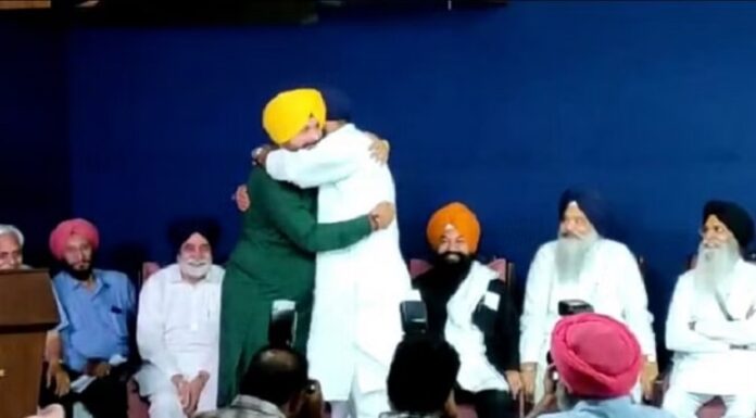 ਮਿਲੇ ਸੁਰ ਮੇਰਾ-ਤੁਮਹਾਰਾ : ਜਲੰਧਰ ‘ਚ ਵਿਰੋਧੀ ਦਲਾਂ ਦੀ ਮੀਟਿੰਗ ‘ਚ ਗਲ਼ੇ ਮਿਲੇ ਧੁਰ ਵਿਰੋਧੀ ਸਿੱਧੂ-ਮਜੀਠੀਆ