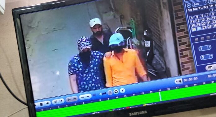 ਜਲੰਧਰ ਦੇ ਬਸਤੀ ਗੁਜਾਂ ‘ਚ 5 ਹਜ਼ਾਰ ਲਈ ਦੁਕਾਨਦਾਰ ਦੀ ਹੱਤਿਆ, ਵੇਖੋ ਕਾਤਲਾਂ ਦੀਆਂ CCTV ਤਸਵੀਰਾਂ